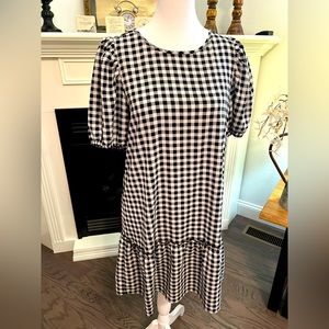 H and M, gingham dress. Puffy sleeves and Flowy bottom. Size small